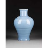 BLAUE BALUSTERVASE China, 20. Jh. Porzellan. H. 31,5 cm. Im Boden gemarkt 'Da-Qing Yongzheng nian