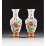 PAAR FLACHE WANDVASEN China, 20. Jh. Porzellan, polychrome Aufglasurbemalung, Goldstaffage,