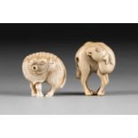 ZWEI NETSUKE IN FORM EINES KAMELS UND EINES STEINBOCKS Japan, spätes 19. Jh. Elfenbein,