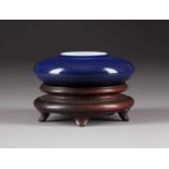 BLAUER PINSELWASCHER China, um 1900 Porzellan. H. 3,5 cm, D. ca. 9 cm. Im Boden Sechs-Zeichen-