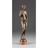 DEUTSCHER BILDPLASTIKERTätig um 1900Venus Bronze, braun patiniert. Ges.- H. 37,5 cm, H. 35 cm (