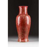 PEACHBLOOM-VASE China, 19./20. Jh. Porzellan, feinmaschig craquelierte Glasur. H. 24,5. Part. min