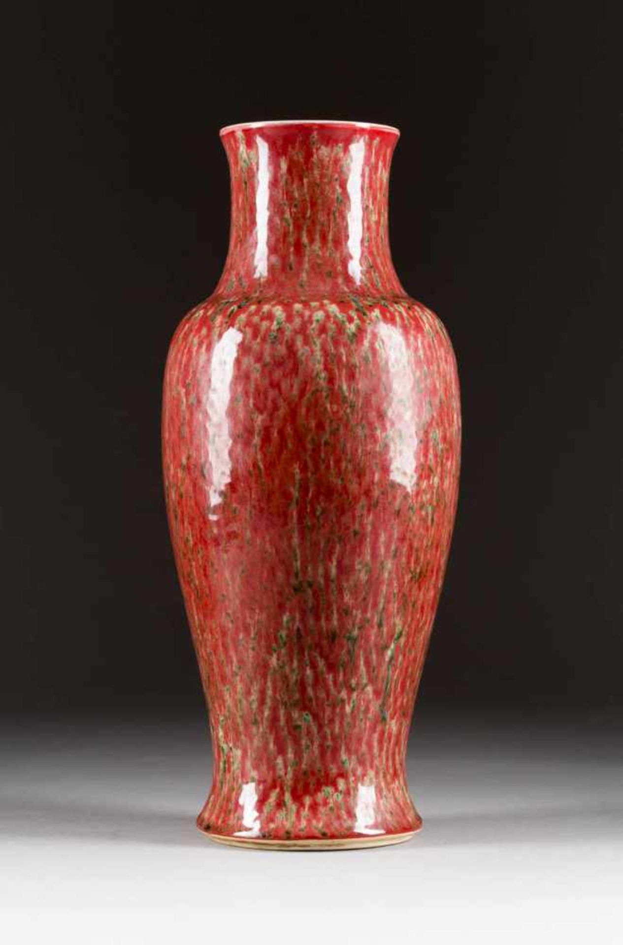 PEACHBLOOM-VASE China, 19./20. Jh. Porzellan, feinmaschig craquelierte Glasur. H. 24,5. Part. min