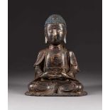 BUDDHA SHAKYAMUNI China, wohl Ming-Dynastie Bronze, braun patiniert, part. vergoldet, part. farbig