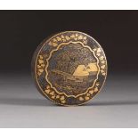 KOMAI-DOSE MIT BERGLANDSCHAFT Japan, um 1900 Eisen, Goldstaffage. H. 2,3 cm, D. 8,8 cm. Altersgemäße