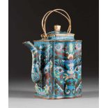 CLOISONNÉ-TEEKANNE MIT DEKOR VON FABELWESEN China, 19./20. Jh. Polychromes Email-Cloisonné. H. ca.