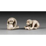 ZWEI NETSUKE IN FORM VON AFFEN Japan, frühes 20. Jh. Elfenbein, geschnitzt. H. 2,9 cm-3,4 cm.