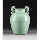 FEINE SELADON-VASE China, wohl 19. Jh. Porzellan. H. ca. 23 cm. Im Boden Sechs-Zeichen-Marke 'Da-