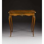 NAPOLEON III.- SALONTISCH Frankreich, um 1870/ 1880. Rosenholz, furniert, intarsiert, Bronze-