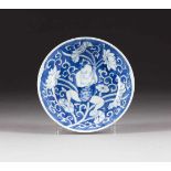 KLEINE SCHALE MIT KNABENDEKOR China, 18./19. Jh. Porzellan, unterglasurblaue Bemalung. D. 13,9 cm.