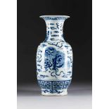 VASE MIT FO-LÖWEN China, 19. Jh. Porzellan, unterglasurblaue Malerei. H. 45,4 cm. Sieben