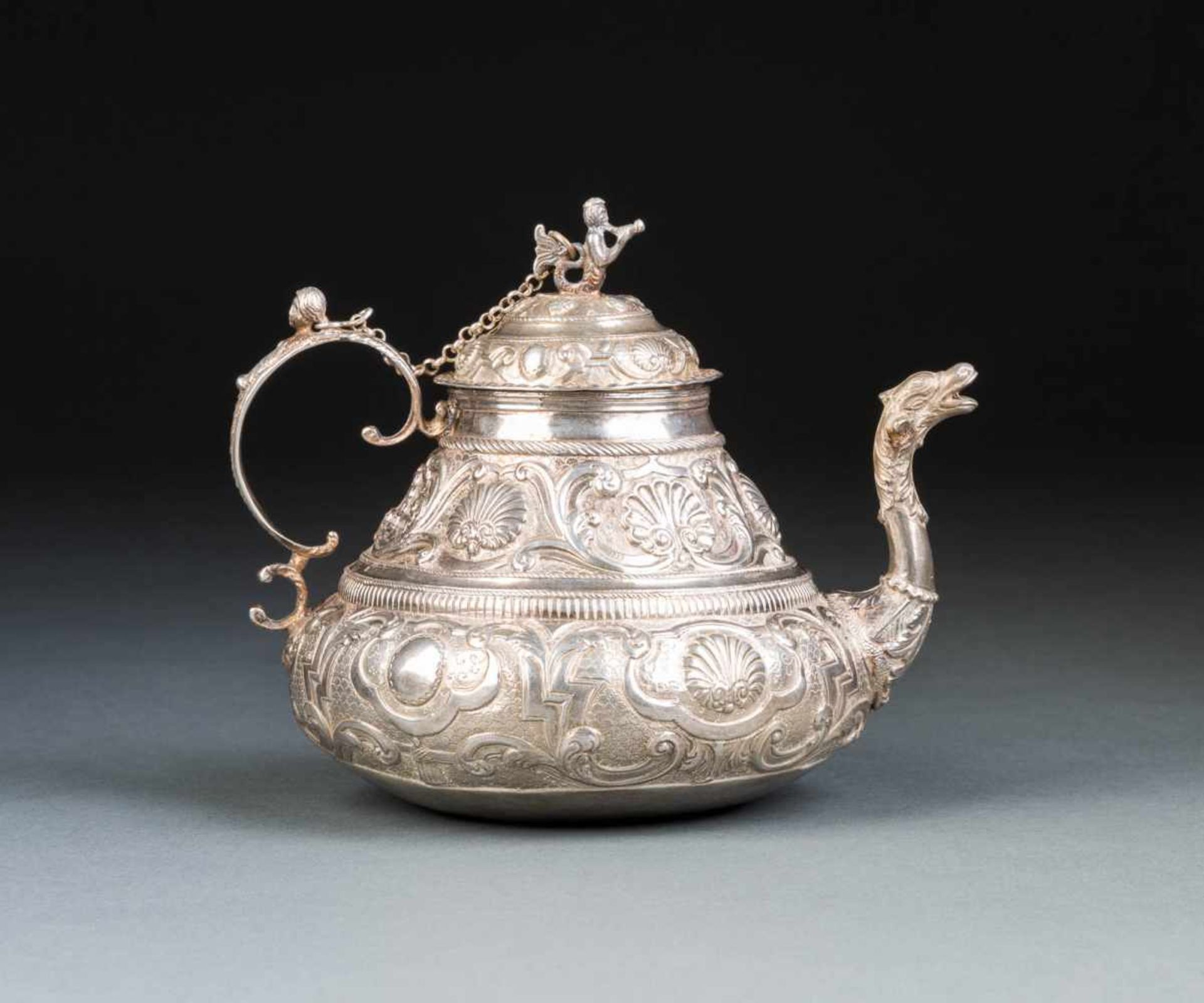 TEEKÄNNCHEN Niederlande, Sneek, um 1800 Silber, getrieben. H. 14,7 cm, 312 g. Punziert mit