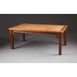 NIEDRIGER TISCH China, um 1900 Holz, Schilf. 43,4 cm x 103,3 cm x 58 cm. Alte