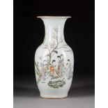 VASE MIT FIGÜRLICHER SZENE China, Republik-Zeit Porzellan, polychrome Aufglasurbemalung. H. 43,2 cm.