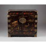 KABINETTSCHRANK China, um 1900 Holz, part. farbig gefasst, Metallmontierung. 69 cm x 76 cm x 44