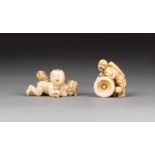 ZWEI NETSUKE Japan, spätes 19. Jh. Elfenbein, geschnitzt. H. 2,3 cm-3 cm. Sign. 'Masuun', '