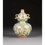 VASE IN DOPPELKÜRBIS-FORM China, 20. Jh. Porzellan, polychrome Aufglasurbemalung, Goldstaffage. H.