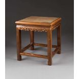 KLEINER HOCKER China, um 1900 Holz, Schilf. 55 cm x 49 cm x 49 cm. Alte Restaurierungsspuren,