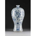 GROßE MEIPING-VASE China, wohl 19. Jh. Porzellan, unterglasurblaue Malerei. H. ca. 57 cm.