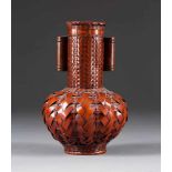 GEFLOCHTENE VASE MIT PORZELLANEINSATZ Japan, um 1900 Bambus, Porzellan. H. 18,5 cm. Innen ein