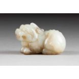 ANHÄNGER IN FORM EINES FO-HUNDES China, späte Qing-Dynastie Jade, Durchbrucharbeit. H. 3,5 cm, L.