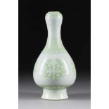 VASE MIT RANKENDEKOR China, 19. Jh. Porzellan, grüner Aufglasurdekor, Goldstaffage. H. 23,3 cm. Im