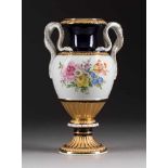 SCHLANGENHENKELVASE MIT BLUMENBOUQUETS Deutsch, Meissen, 1982 Porzellan, polychrome Malerei,