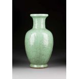 SELADON-VASE MIT RELIEFIERTEN KIRSCHBLÜTEN China, 19./20. Jh. Keramik. H. 36 cm. Part. min. ber.