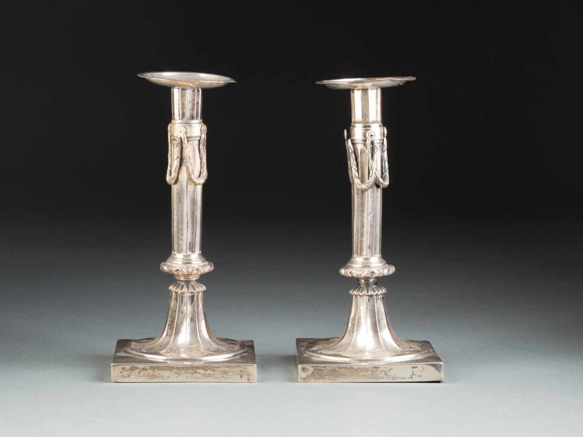 PAAR KLASSIZISMUS-LEUCHTER Köln, Mathias Hahn, um 1790 Silber, getrieben. H. 21,2 cm / 23,1 cm,