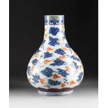 BAUCHIGE VASE MIT WOLKENDEKOR China, späte Qing-Dynastie Porzellan, polychrome Aufglasurbemalung,