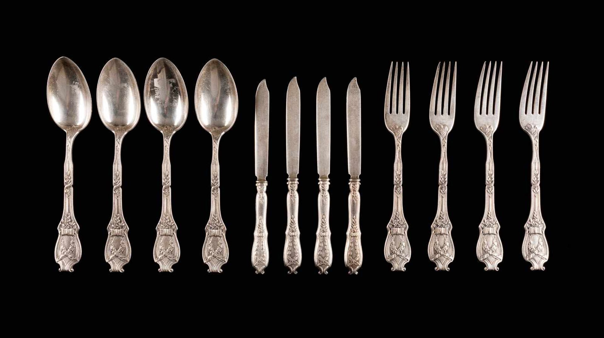 ZWÖLFTEILIGES DESSERT-BESTECK Russland, Moskau, Fabergé, 1908-1917 Silber, gegossen. L. 17,5-18,2