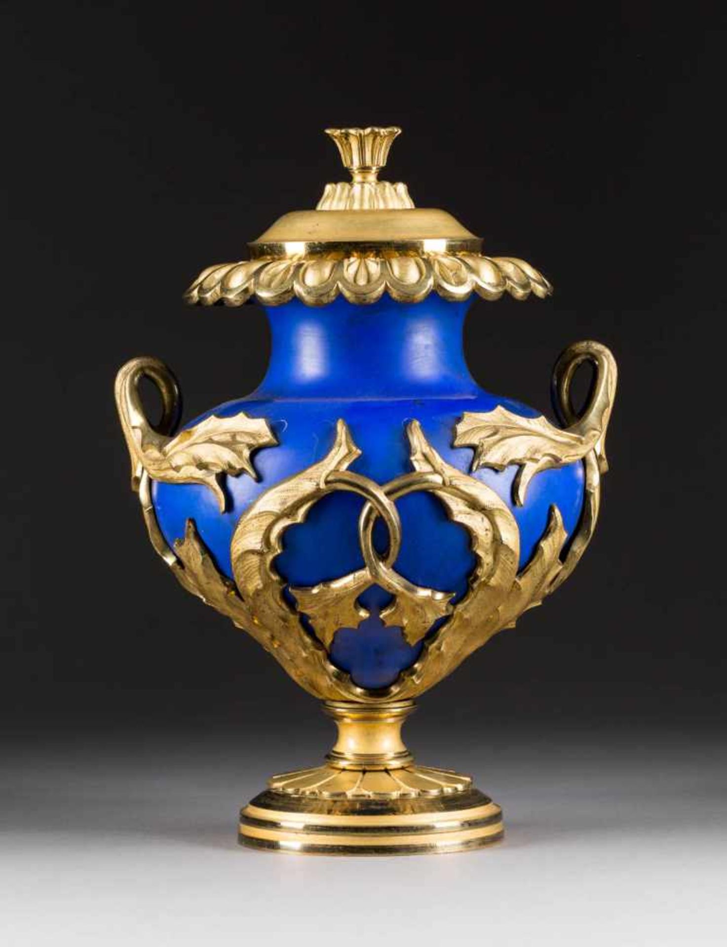 PRUNKDECKELVASE Wohl Russland, Mitte 19. Jh. Keramik, blau glasiert, vergoldete Bronzemontierung. H.