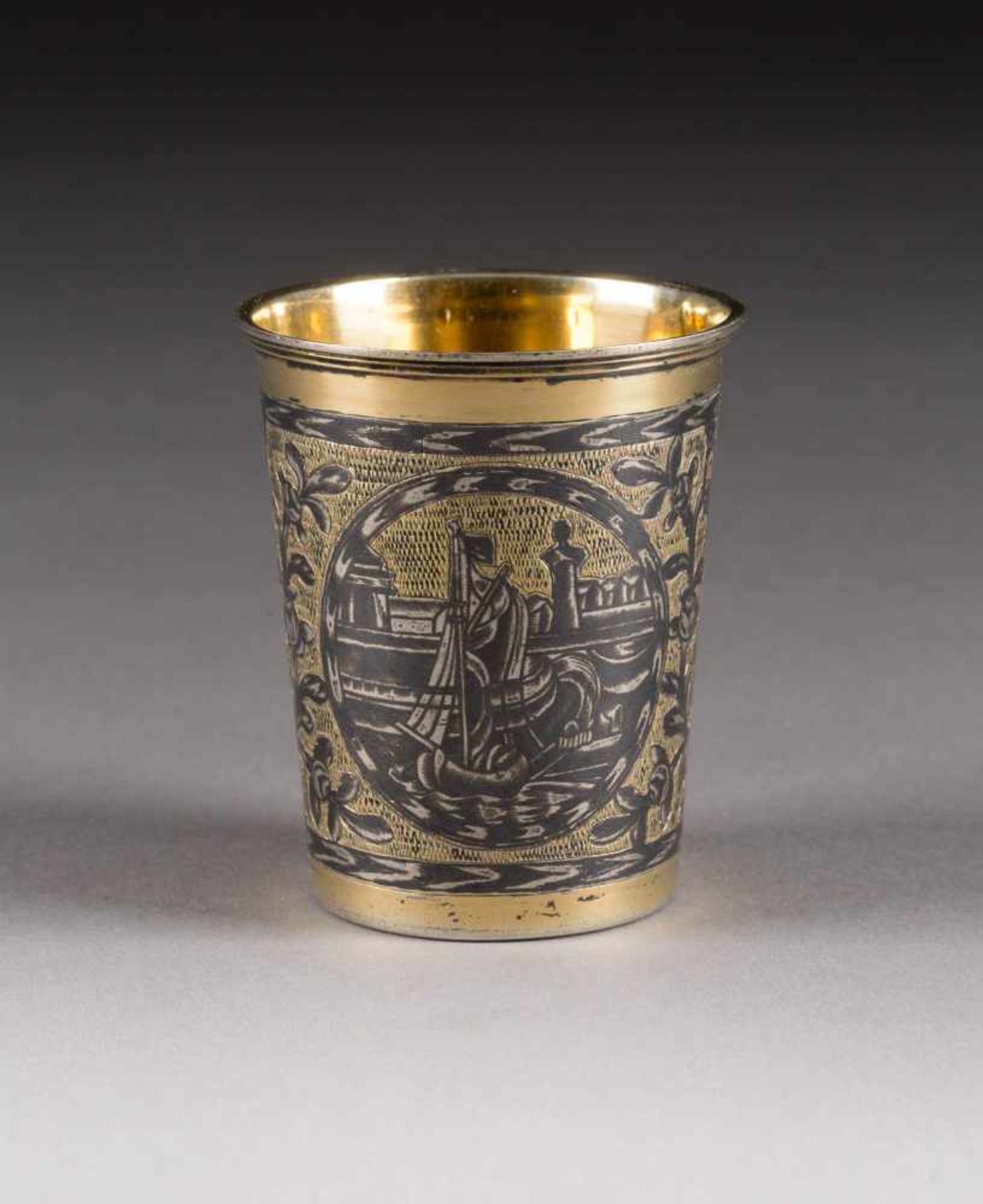 NIELLO-BECHER MIT HAFENANSICHT UND JÄGER Russland, Moskau, 1831 Silber, graviert und vergoldet,