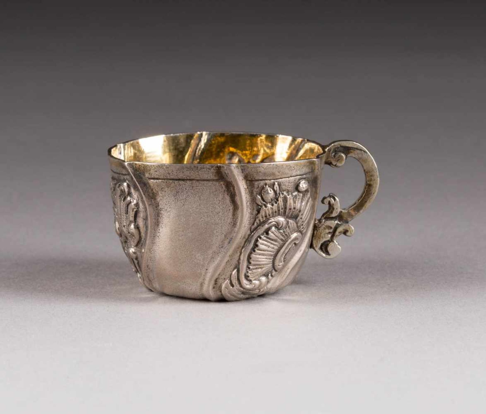 BAROCKES TSCHARKA Russland, um 1775 Silber, getrieben, ziseliert und partielle vergoldet. H. 3 cm,