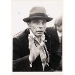 JOSEPH BEUYS1921 Krefeld - 1986 DüsseldorfBEUYS Eine Fotografie von Willy Kraus Silbergelatine-