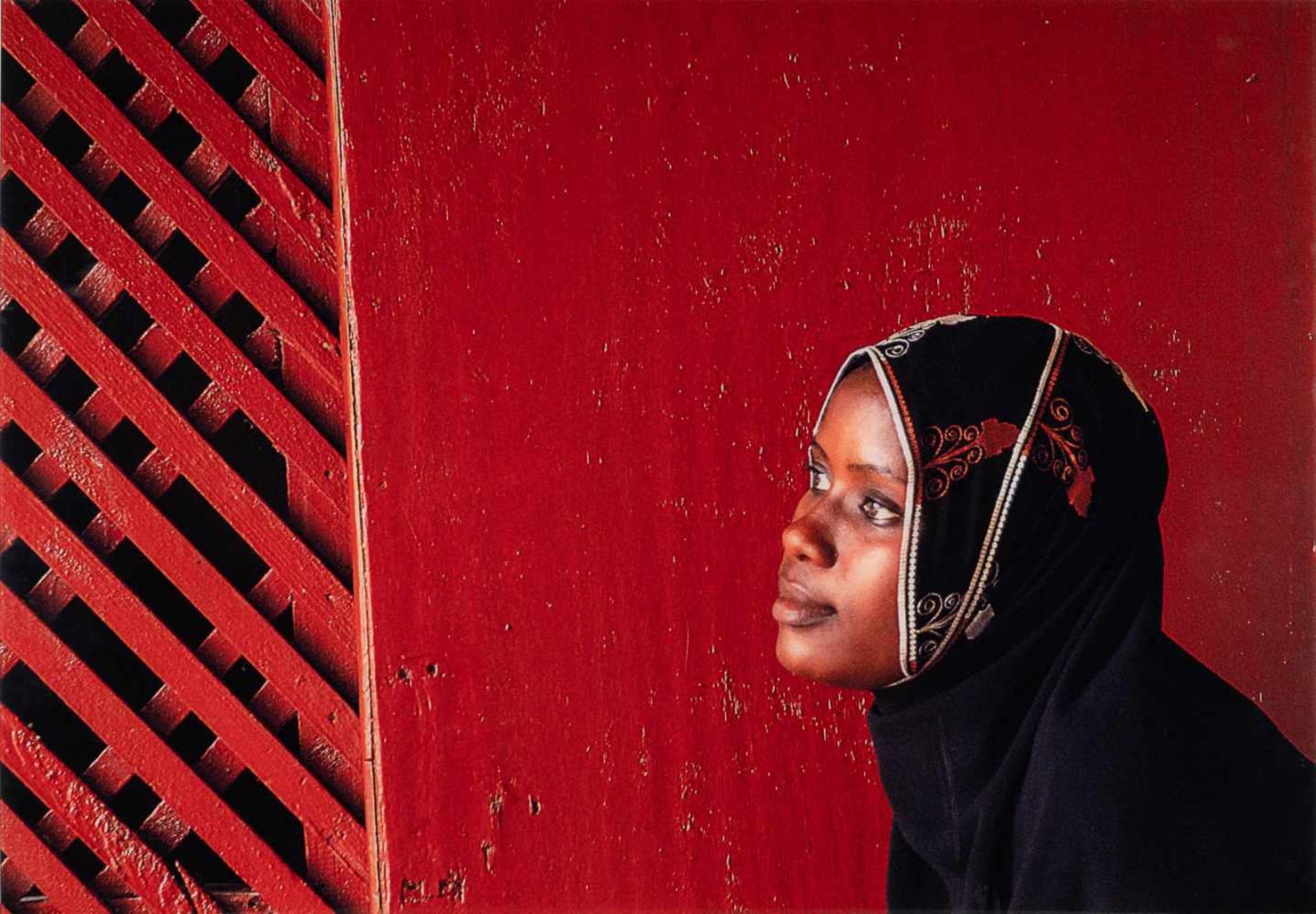 ANGÈLE ETOUNDI ESSAMBA1975 Douala (Kamerun)'VOILE OCHRE' (2006) C-Print. 70 x 100 cm. Verso: