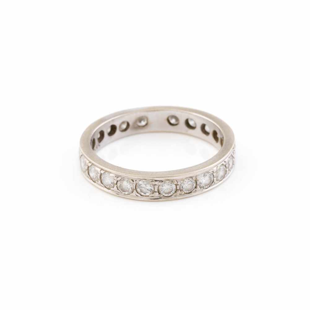 ETERNITY-RING Weißgold. Ringmaß ca. 59, Ges.-Gew. ca. 4,1 g. Gest. 585. 22 Brillanten, zusammen