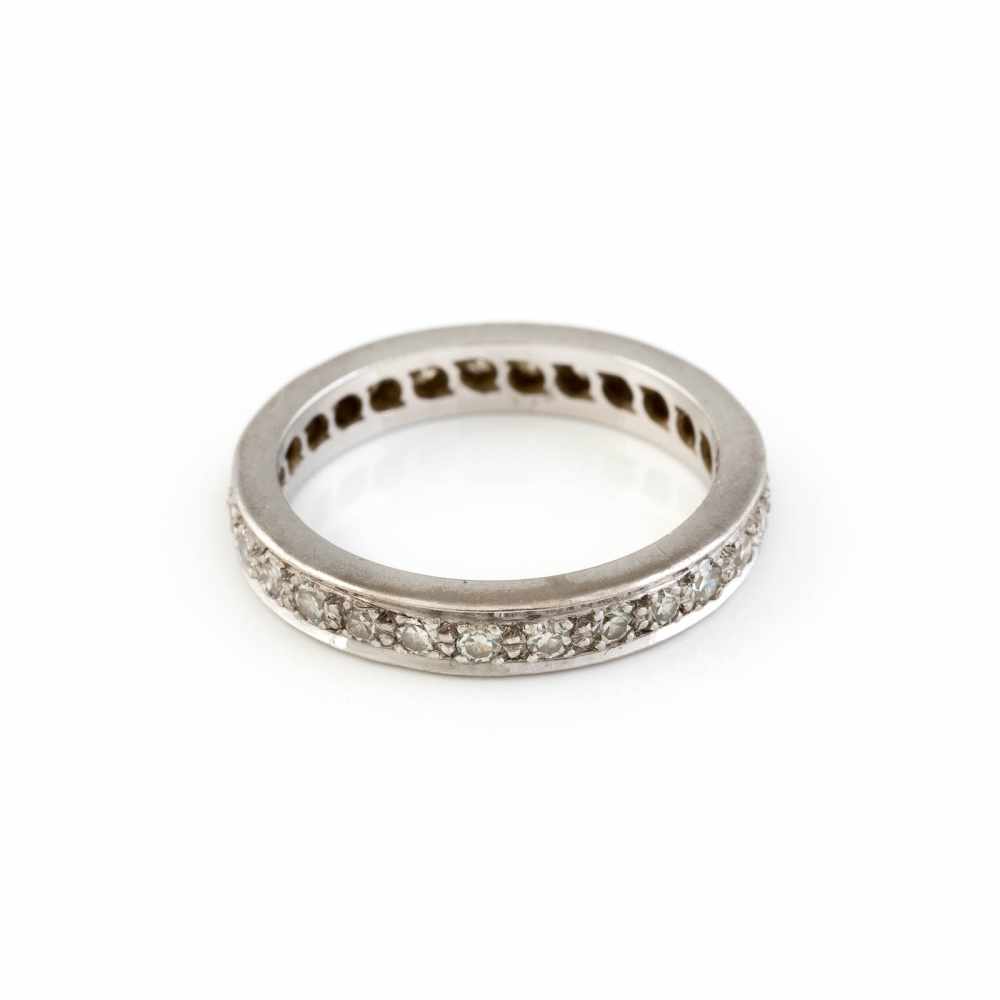 DIAMANT-RING Platin (geprüft). Ringmaß ca. 51, Ges.-Gew. ca. 3,6 g. 27 Diamanten im 8/8-Schliff,