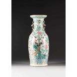 BODENVASE MIT GARTENSZENE China, um 1900 Porzellan, polychrome Aufglasurbemalung. H. 85,6 cm.