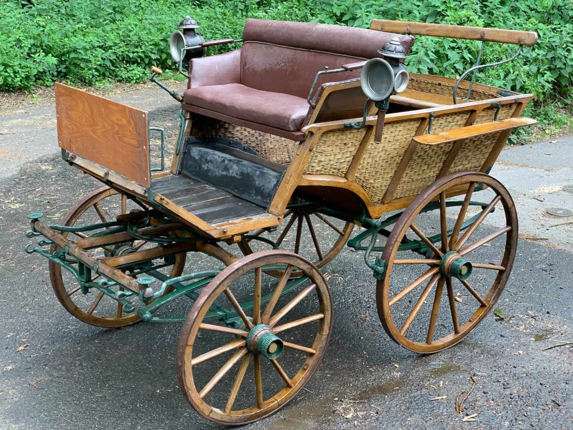 ELEGANTE PFERDE-KUTSCHE Deutsch, um 1900 Holz, Metall, Korbgeflecht, Lederbezug. Breite: 167 cm (mit - Bild 5 aus 6