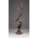 FRANZÖSISCHER BILDPLASTIKERTätig um 1900Grosse Bodenlampe 'Allegorie des Sommers' Galvano-Bronze,