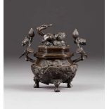 FEINES RÄUCHERGEFÄß MIT DRACHENDEKOR China, späte Qing-Dynastie Bronze, dunkel patiniert,