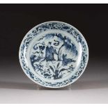 KLEINE SCHALE MIT FIGÜRLICHEM DEKOR China, Ming-Dynastie Porzellan, unterglasurblaue Malerei. D.