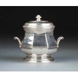 ART-DECO-ZUCKERDOSE Frankreich, Paris, Emile Puiforcat, um 1930 Silber, gegossen. H. 14 cm, 529 g.