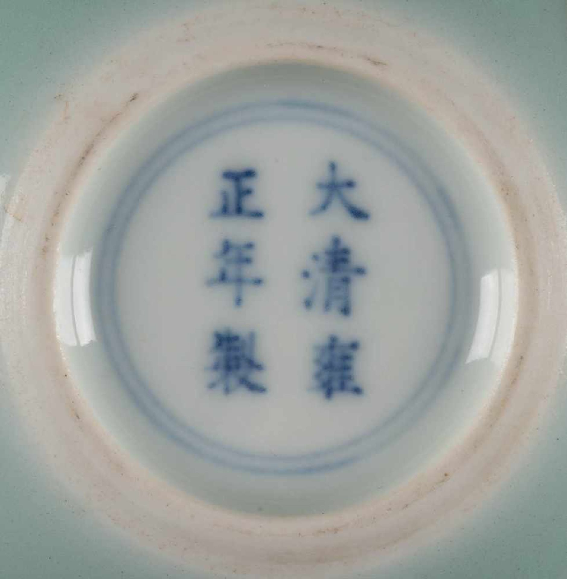 FEINE SELADON-VÄSCHEN China, 18. Jh. Porzellan. H. 8,9 cm. Im Boden Sechs-Zeichen-Marke 'Da-Qing - Bild 2 aus 2