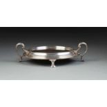 UNTERSETZER England, Birmingham, Adie Brothers Ltd, 1935 Silber, gegossen. D. 25 cm, 417 g. Punziert