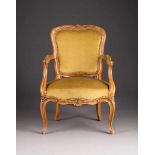 ARMLEHN-FAUTEUIL Frankreich, um 1760 Nussbaum, geschnitzt, dunkel gebeizt. H. 84,5 cm, B. 59 cm,