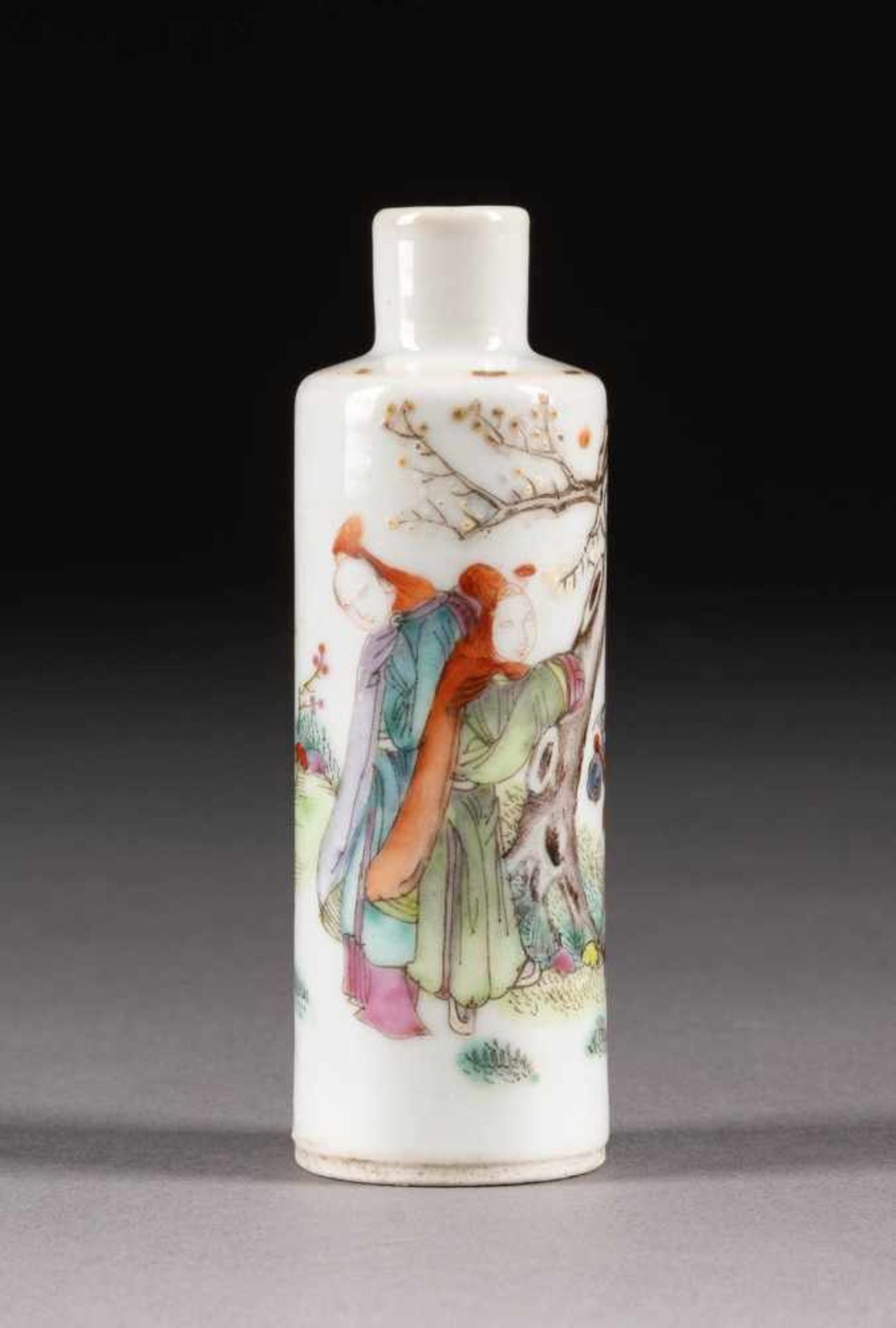 SNUFFBOTTLE MIT FIGÜRLICHER SZENE China, um 1900 Porzellan, polychrome Aufglasurbemalung. H. 8,4 cm.