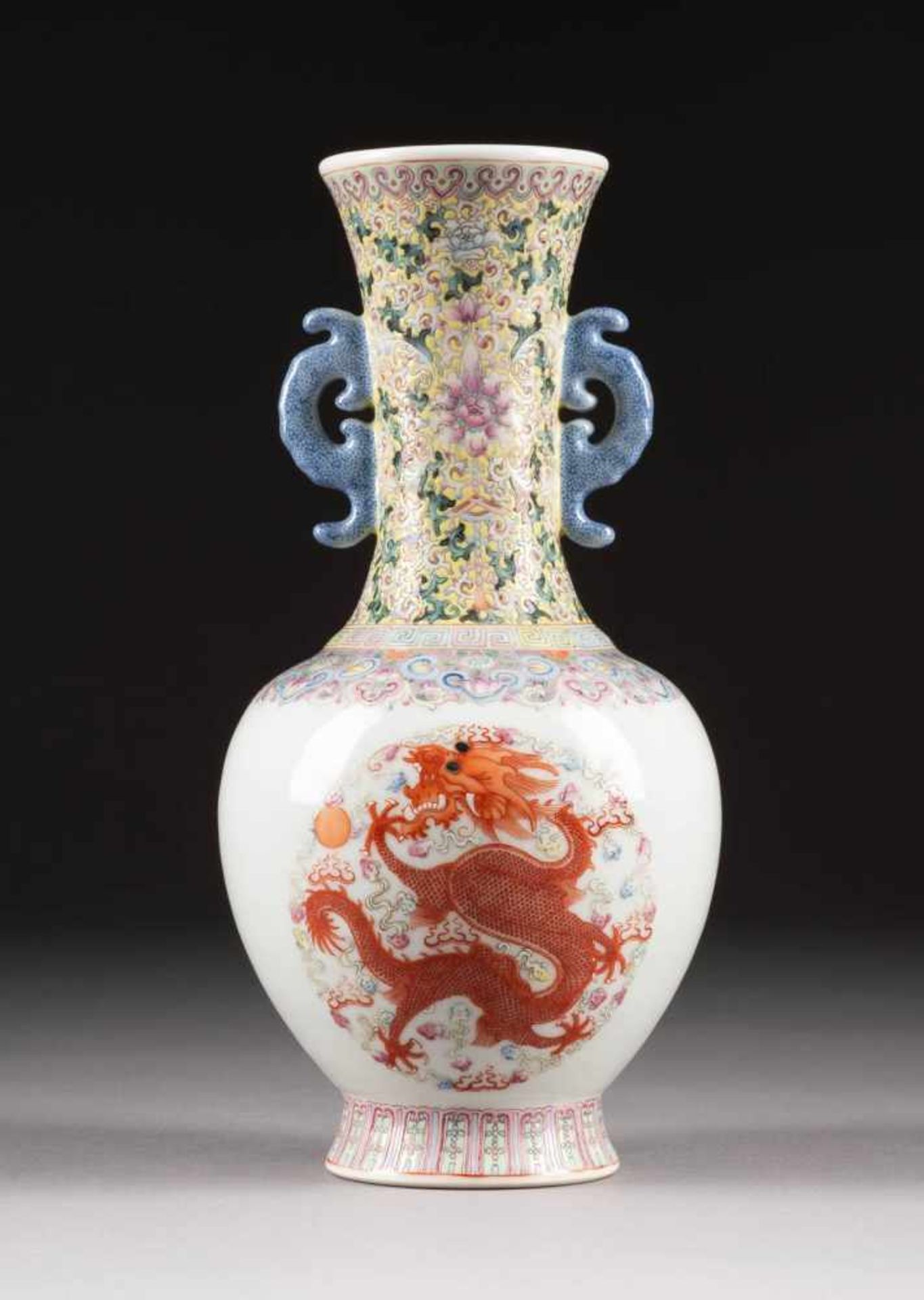 FEINES VÄSCHEN MIT DRACHENDEKOR China, Republik-Zeit Porzellan, polychrome Aufglasurbemalung. H.