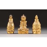 DREI KLEINE BUDDHAFIGUREN Thailand, 19. Jh. Holz, Goldstaffage. H. 12,2 cm-12,5 cm. Part. min.